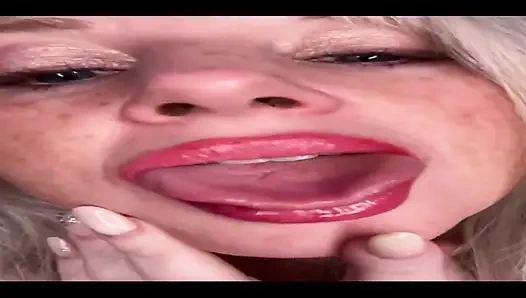 Üvey annenin sevgilisi öpüşüyor