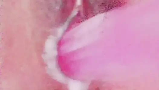 Kremsi amcığımı tek başıma oynamayı seviyorum