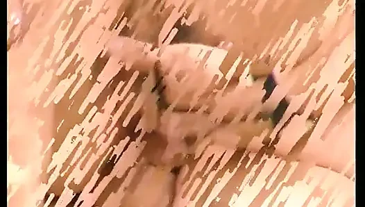 Azgın nineler genç adamın sikini paylaşıyor