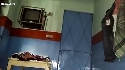 Sevimli kızın göğüsleri ve Hintli ateşli ve seksi kızın büyük göt videosu