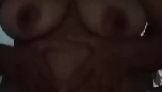 Duştan sonra göğüsleri sıkmak