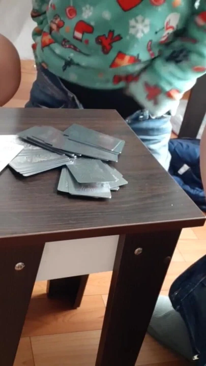 Bir kart oyunu ateşli bir lezbiyen üçlü sekse dönüştü | Klip 2