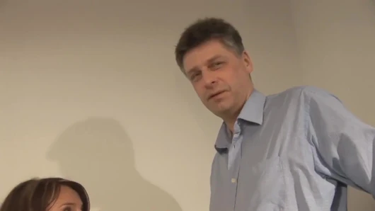 Küçük yumuşak memeli ve kahverengi saçlı azgın bir kızla Almanya'da seks amını büyük boy bir yarakla siktiriyor