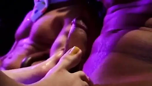 Çarpıcı kızlarla sikiş festivali