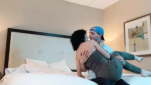 Güzel kadınla sikişiyor