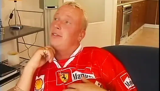 Güzel sarışın göt büyük sert yarakla sikiliyor ve ateşli amına boşalıyor