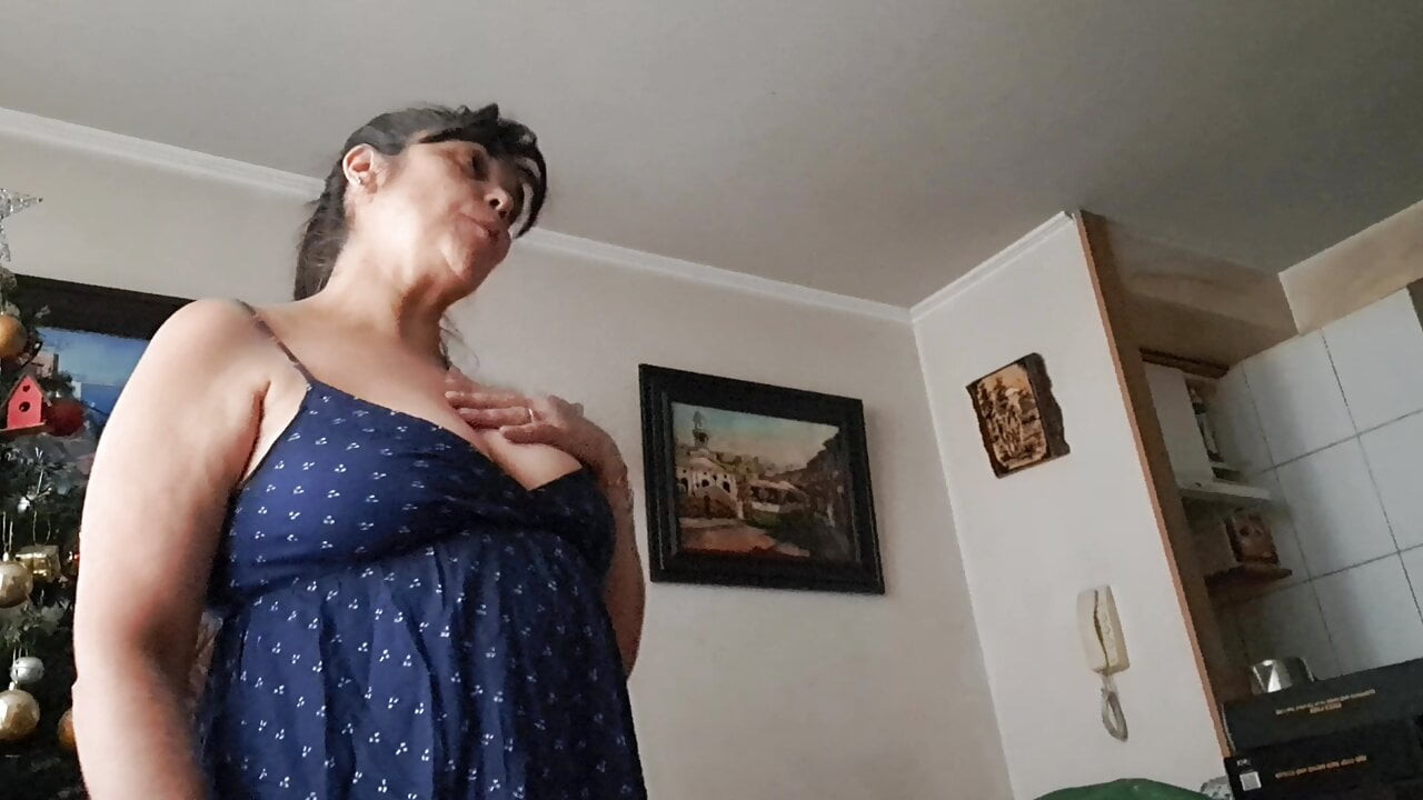 Üvey oğul, üvey anneye onu kedi ve göğüslerini görmek için kendisine bir handjob vermesini ister