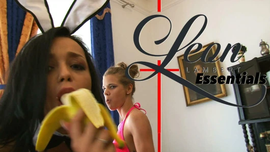 Super Seksi Dar Amcikli Sicak Kizlar Dans Partisi Evde Harika Leon Lambert Kizlari cesitli eglencelik pozlar verip muzu agizlarina aliyorlar