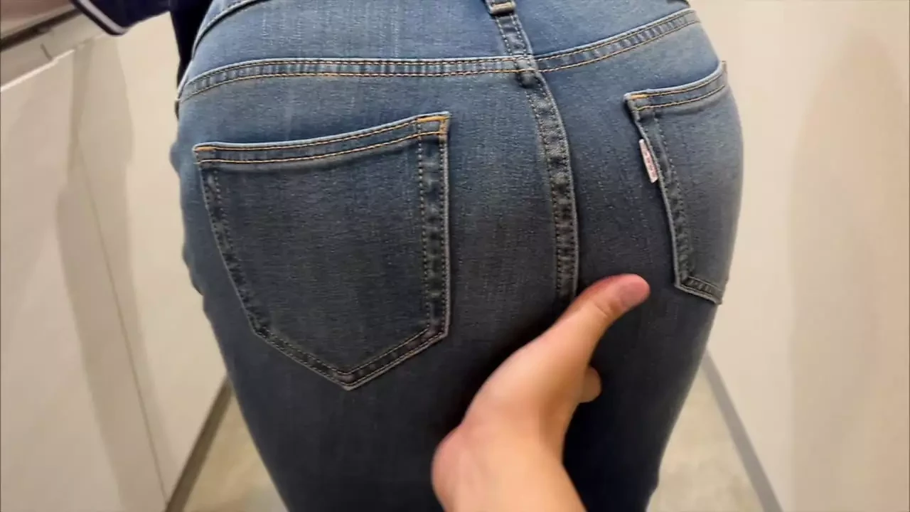 - [Amateur Gonzo] When I looked at her tight buttocks, I got an erection, took off half of her jeans and inserted my big, and it became an ahegao.