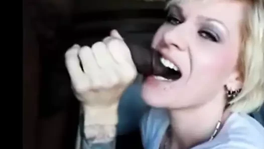 Sıcak sarışın çiğniyor üzerinde horoz