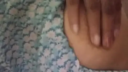 Ateşli esmer kadın oyuncak ayının üstünde dev dildoyla mastürbasyon yapıyor
