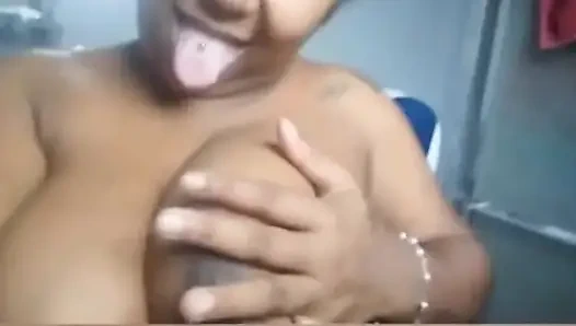 Büyük memeli kadın duş alıyor