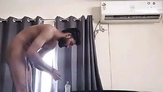 Hintli evli kadın sakso çekiyor ve sikişiyor