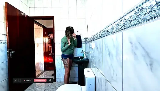 Üvey yeğen banyoda yalnız ve kendini ona sürtüyor.
