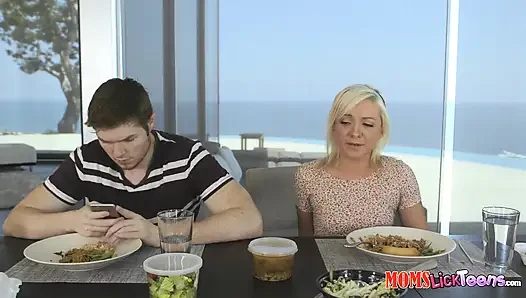 Realitykings - çarpıcı sarışın şık Nina Elle oturma odasında Cleo ile ateşli lezbiyen amcık yalama için üvey oğlunu görmezden geliyor