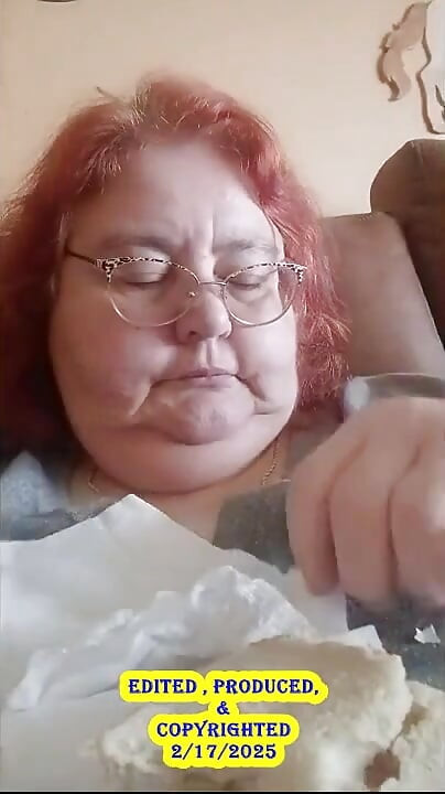 Hemşire Vicki burada öğle yemeği yiyor ve sonra lezzetli dondurmanın tadını çıkarıyor