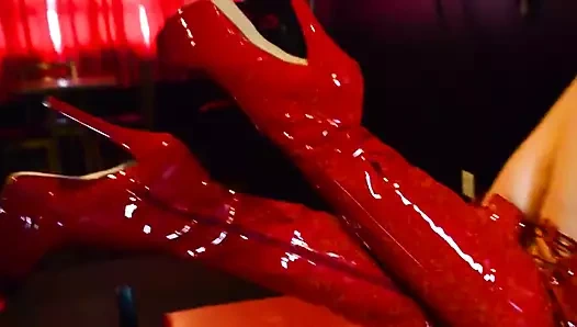 Kızıl saçlı succubus'un manzarasının tadını çıkarın