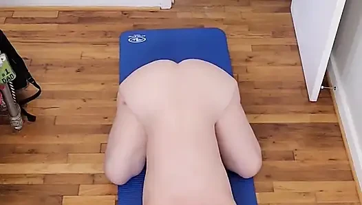 Ateşli orta yaşlı seksi iri güzel kadın çıplak yoga yapıyor!