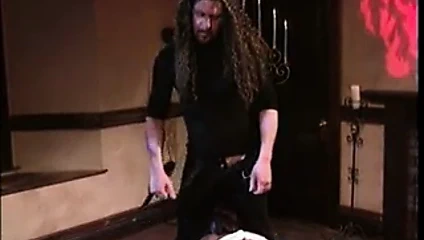 Sigara sıcak büyük memeli esmer bağlı, esnemeler, gözleri bağlı ve bir tabuta koymak