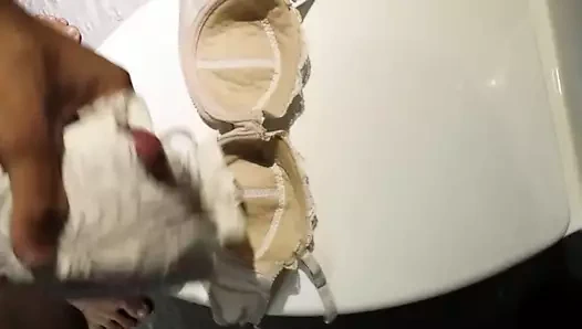 Cum üzerinde sutyen