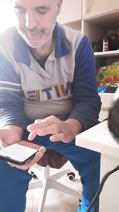 İdrar ediyorum, penisimin ucunu idrarımın içine batırıyorum ve sert penisimi mastürbasyon yapıyorum