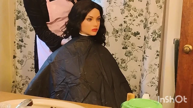 Berber Emma seksi vinil şampuan pelerini gösteriyor