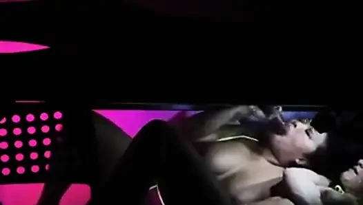 Krystal ve Kyla sağım masasında büyük siyah bir yarağı çifte sikiyor