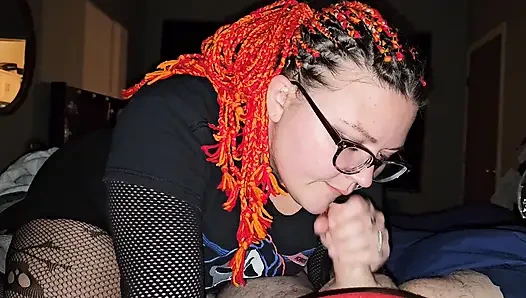 Onu gecenin ortasında uyandırıyor sakso