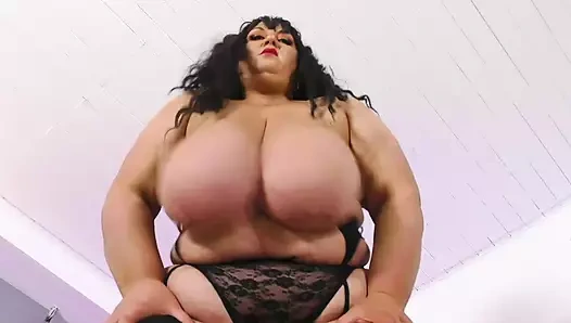 Büyük göğüslü ve göbekli sahte İngiliz hemşire