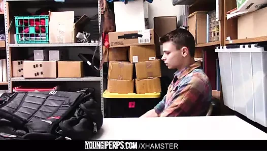 güvenlik görevlisi tarafından eyersiz gençperps-twink hırsız çocuk