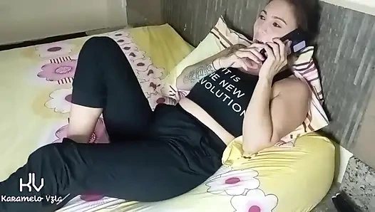 Üvey babamın sert yarağına karşı koyamıyorum, onu sert emdim ve yüzüme boşalmasını istedim