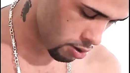 Zinde eşcinsel kanepede adamı ağzından sert sikiyor