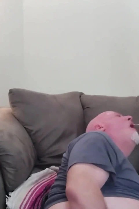 Komşu tarafından yakalandı! Komşu durduğunda mastürbasyon yapan büyük zenci bir sürpriz alıyor!