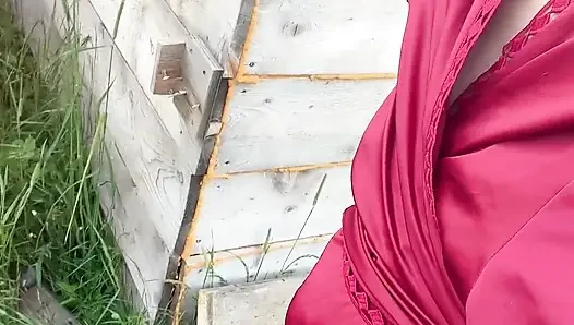 Arabanın çok çekici küçük bir çocuğu