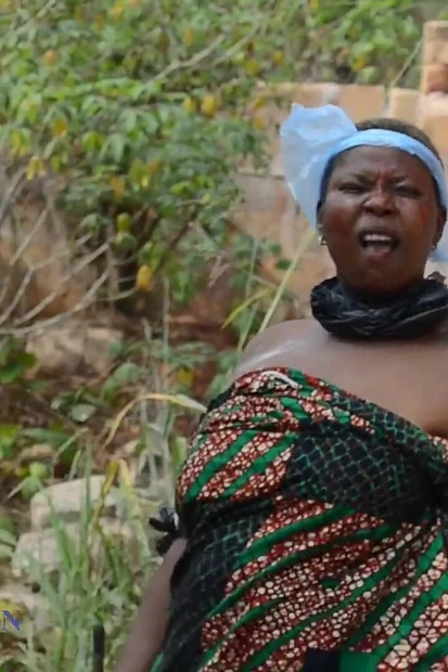 Безумная толстушка выбирает грязь из мусорного бака, трахнутый одиноким мужиком без жены