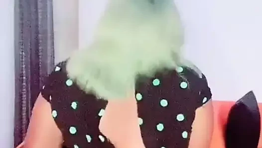 Salope en pantalon transparente