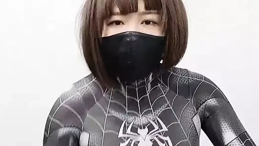 Nana zentai ve yağmur giyim vibratörle orgazm oluyor