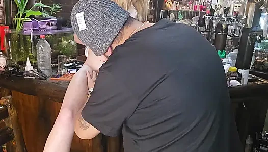 18 yaşındaki üvey kız kardeşim amcık dövmesi istedi, hatta klitorisini karanlıkta parıldattırdım ve azdı