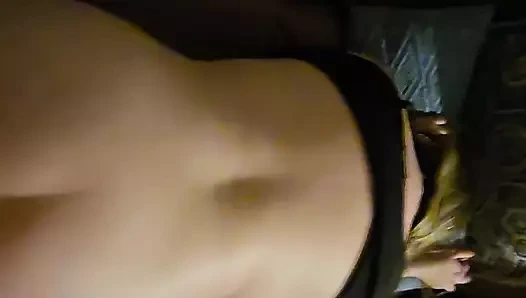 Karısını kanepede domaltarak sikiyor