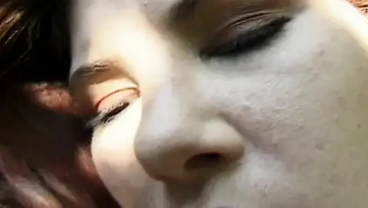 Fransalı bu hatun sikilmeden önce oynamayı seviyor
