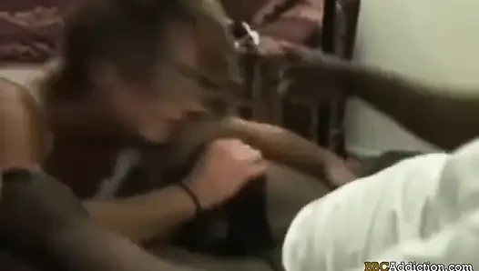 Зависимость большого черного члена - 100% любительское и домашнее порно видео. Милфы пристрастились к большому черному члену и межрасовому шпилингу.