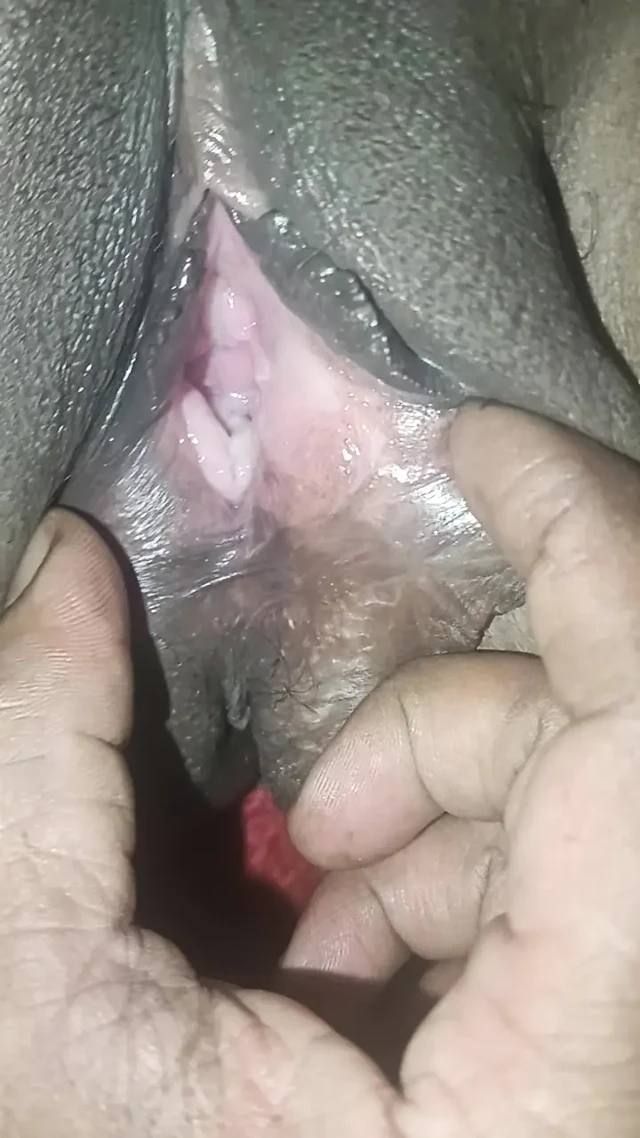 Yeni amcık yalıyor ve karımı emiyor