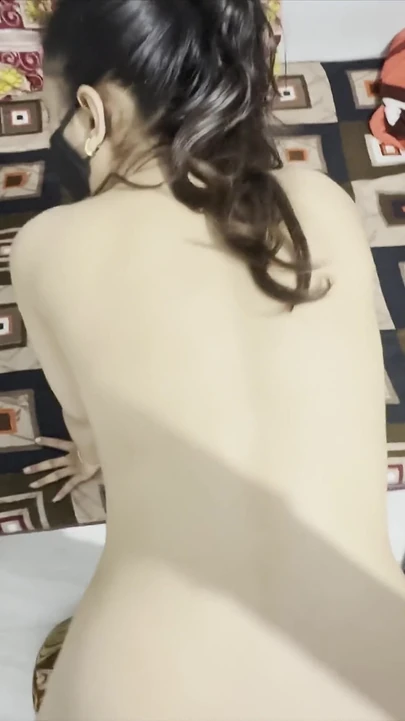 Сводная сестра с большой задницей в порыве, чтобы ее трахнули, поэтому она будит своего сводного брата, чтобы трахнуться