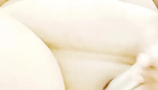 Yapraklı kız güzel bedenini ve büyük göğüslerini mastürbasyon yaparken gösteriyor