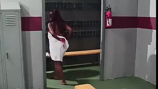 iki sevimli siyah kızlar var eğlenceli yeme KEDİ ve oynama