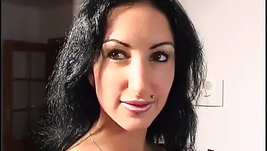 Esmer kadın adam fahişelerin yarağını deliklerine sokuyor