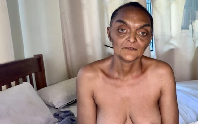 Nine götü yağlanmadan sert sikiliyor