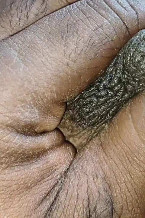 Tamil kız içine almak istediği bir, iki, üç parmakla parmaklıyor