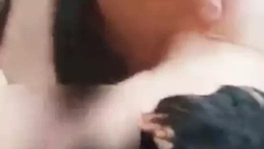 Misafirperver bir hostesten oral seks.