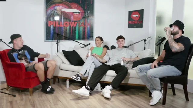 Cam Holmes on, ben Emily Faye Miller ile birlikte